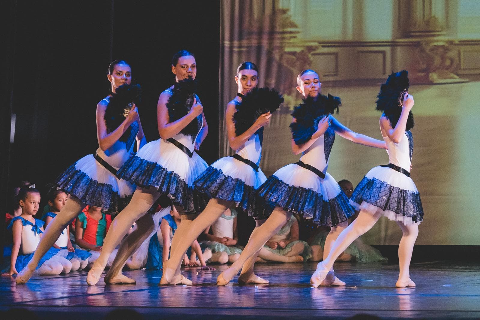 Ballerine con ventagli durante una danza di carattere